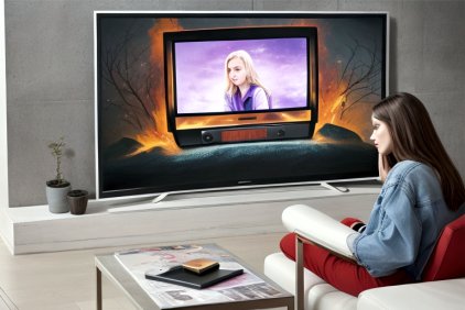 Donna che garda la tv