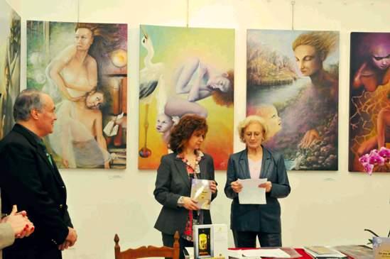 Foto della presentazione a Roma, Galleria La Pigna del libro di ricerca introspettiva di Aurora Mazzoldi intitolato Le Mie Madri - Arte Introspettiva